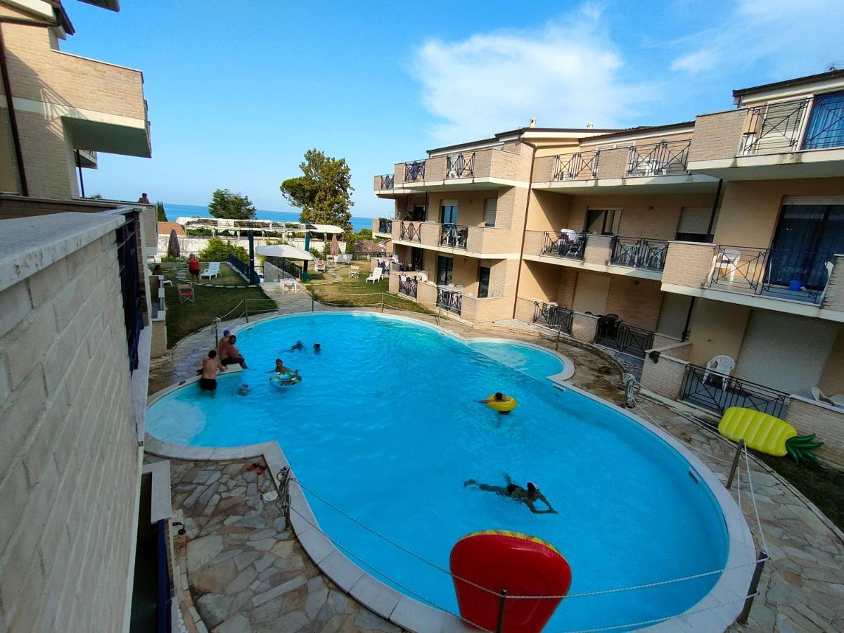 Appartamento Con Piscina Green Bay Village Пинето Экстерьер фото